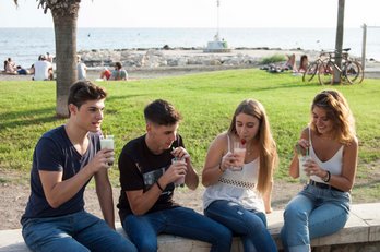 Uczniowie na plaży w Maladze