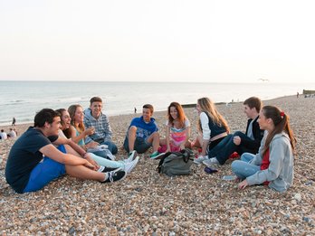 Zajęcia dodatkowe w Nicei często odbywają się na plaży.