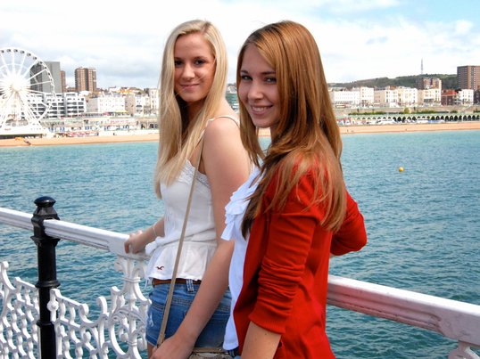 Z Molo w Brighton - Brighton Pier rozpościera się widok na plażę oraz słynny diabelski młyn.