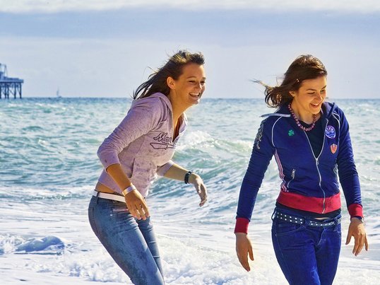 Uczestnicy naszych obozów po zajęciach często spędzają czas na plaży.