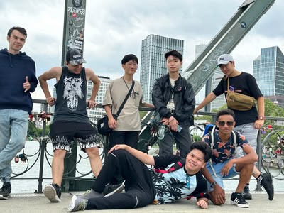 Studenci w czasie wolnym po kursie we Frankfurcie zwiedzają miasto