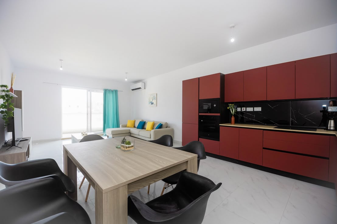 Nowoczesny i przestronny apartament z w pełni wyposażoną kuchnią, stołem jadalnym, komfortową sofą i jasnym wnętrzem, idealny do wypoczynku