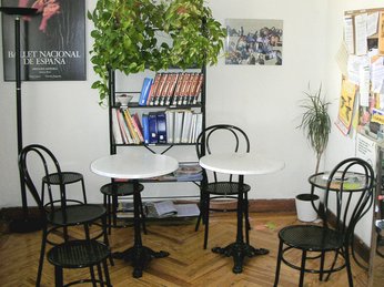 Lobby w szkole w Madrycie, miejsce na wspólne rozpowy i odpoczyne
