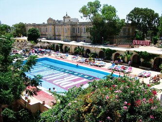 Piscine sur le campus de Sprachcaffe à Malte