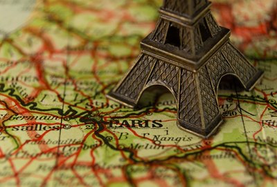 La Torre Eiffel situada sobre un mapa de la ciudad de París