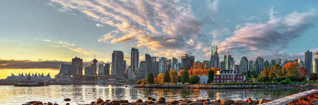 Aquí hay una foto que muestra el horizonte de Vancouver desde la distancia.