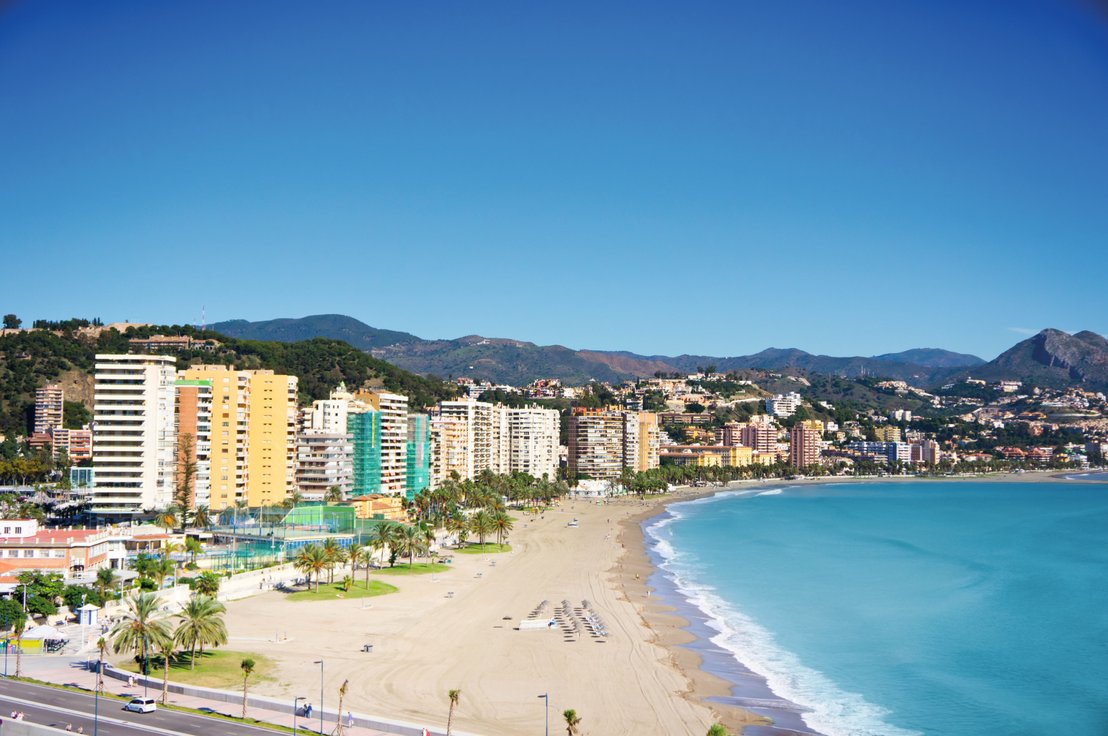 Ciudad playera de Málaga en un día soleado. ¿Te apetece relajarte?