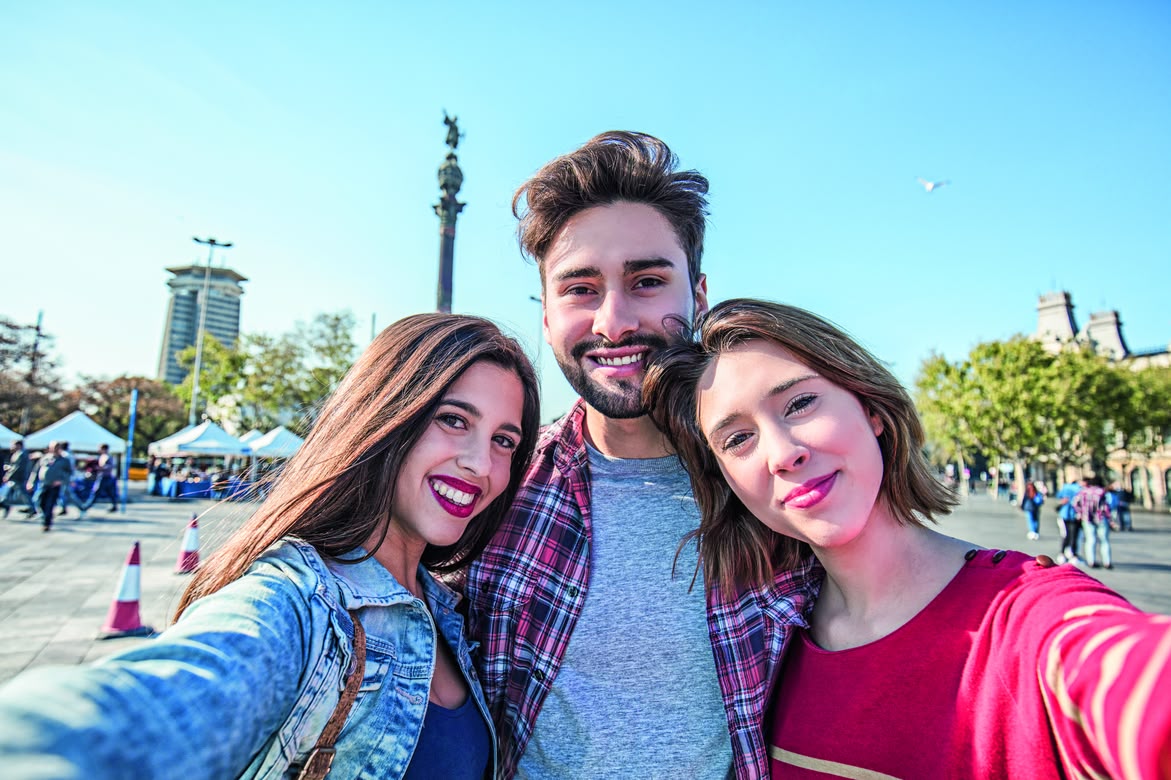 Grupka studnetów po kursie hiszpańskiego zwiedza Barcelonę