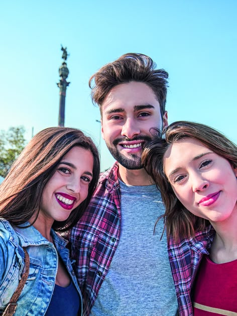 Grupka studnetów po kursie hiszpańskiego zwiedza Barcelonę