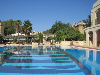 Piscine dans notre école de langues à Malte