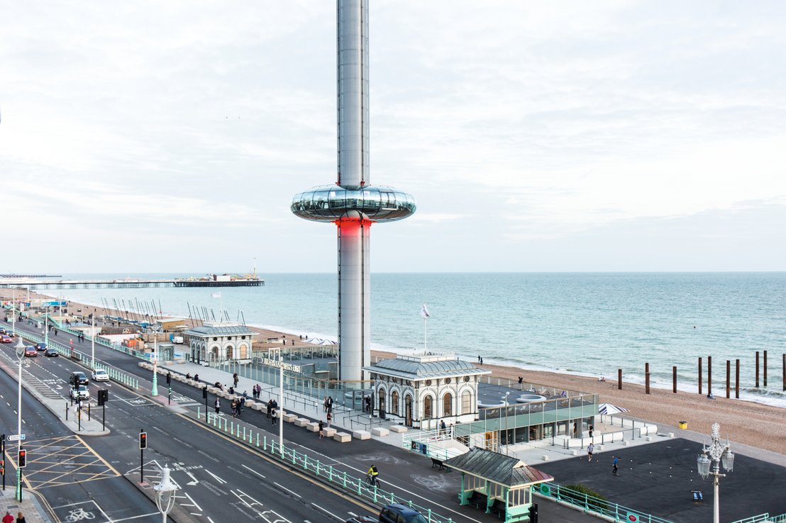 Wieża widokowa British Airways i360 w Brighton, oferująca spektakularny 360-stopniowy widok na wybrzeże i miasto, jedno z najnowocześniejszych punktów widokowych w Anglii