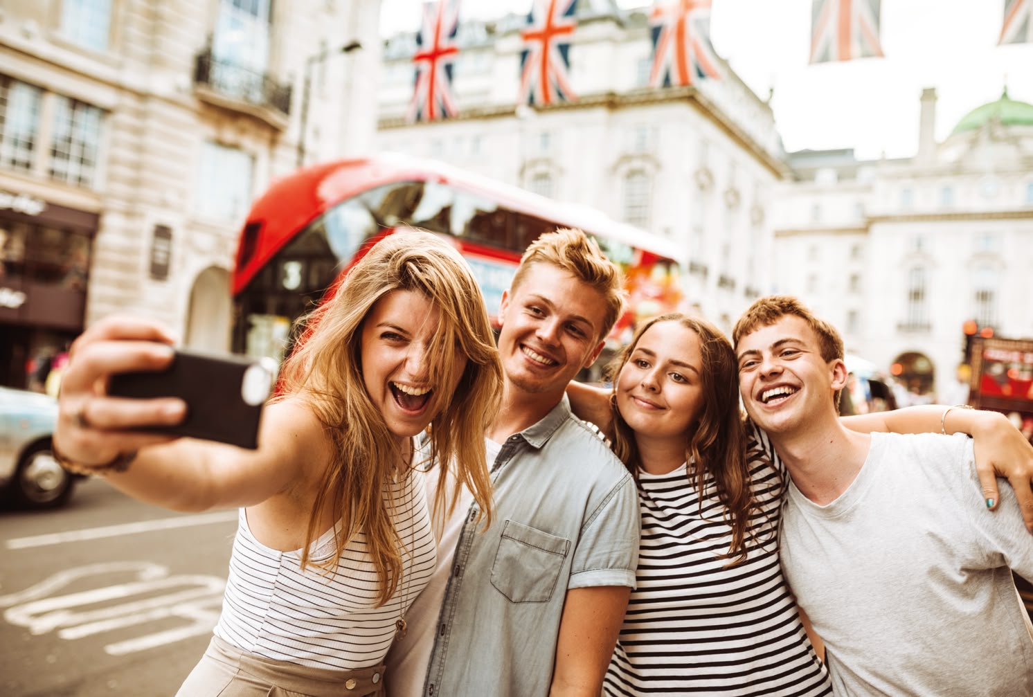 Nauka języka i odkrywanie Londynu na obozie Sprachcaffe! Młodzież robiąca selfie na ulicy w Londynie