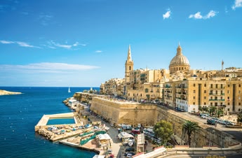 Panorama historycznego miasta Valletta na Malcie, z widokiem na imponujące budowle i błękitne wody Morza Śródziemnego
